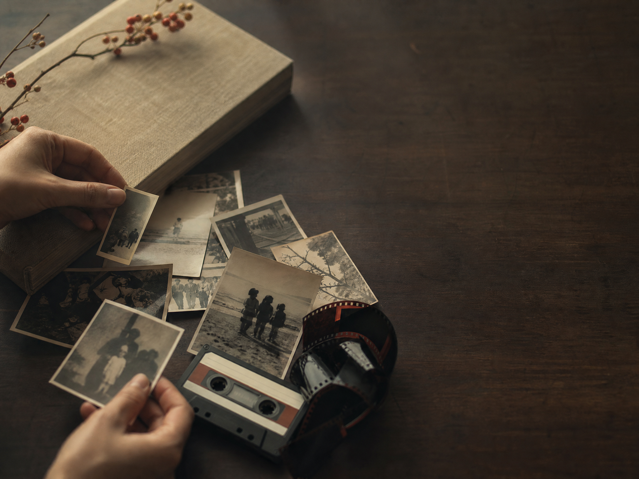 写真とフィルムとアルバムを並べた制作机